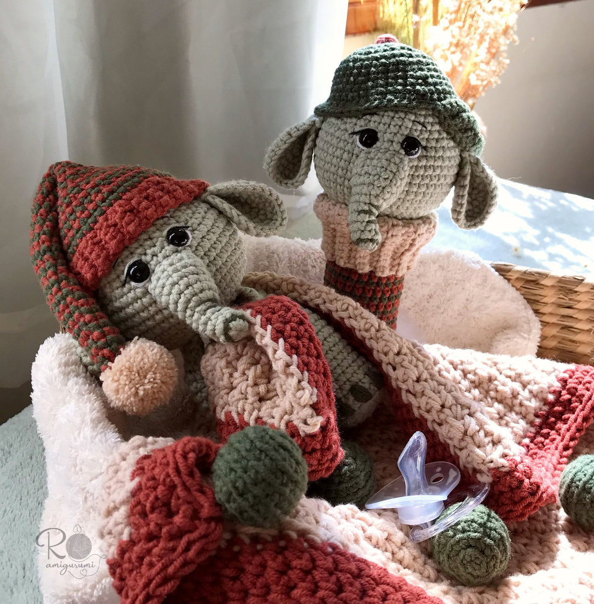 Kit Naninha e Chocalo - Elefante Theo - Receita Digital de Amigurumi