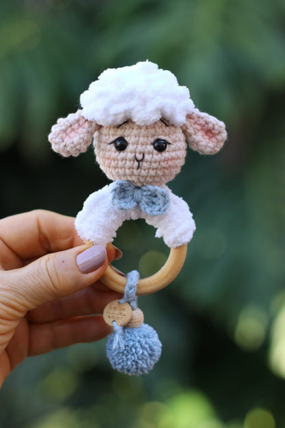 Chocalho Sensorial Cordeirinho - Receita Digital de Amigurumi