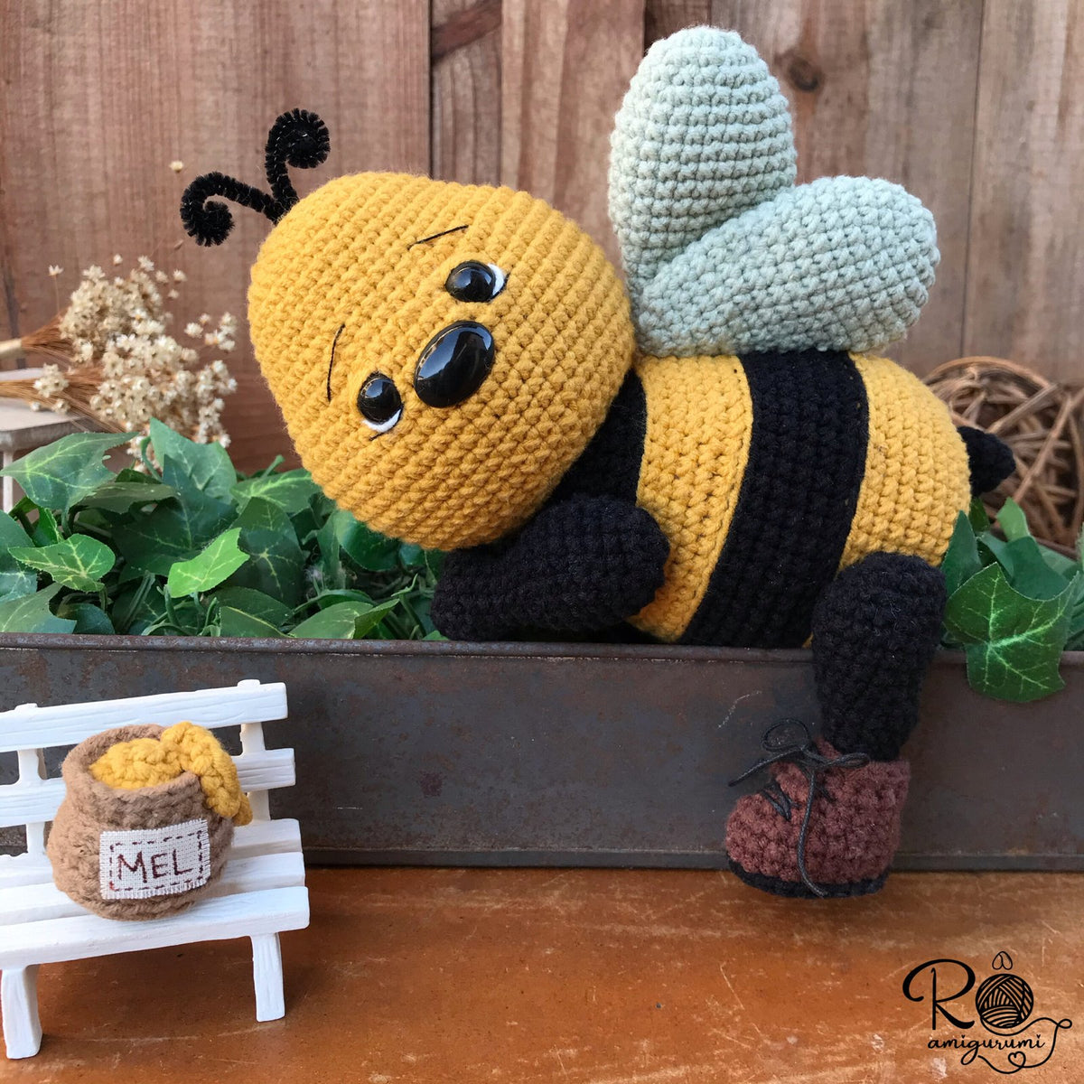 Zangoso, the Sulky Bee - Amigurumi Digital Pattern
