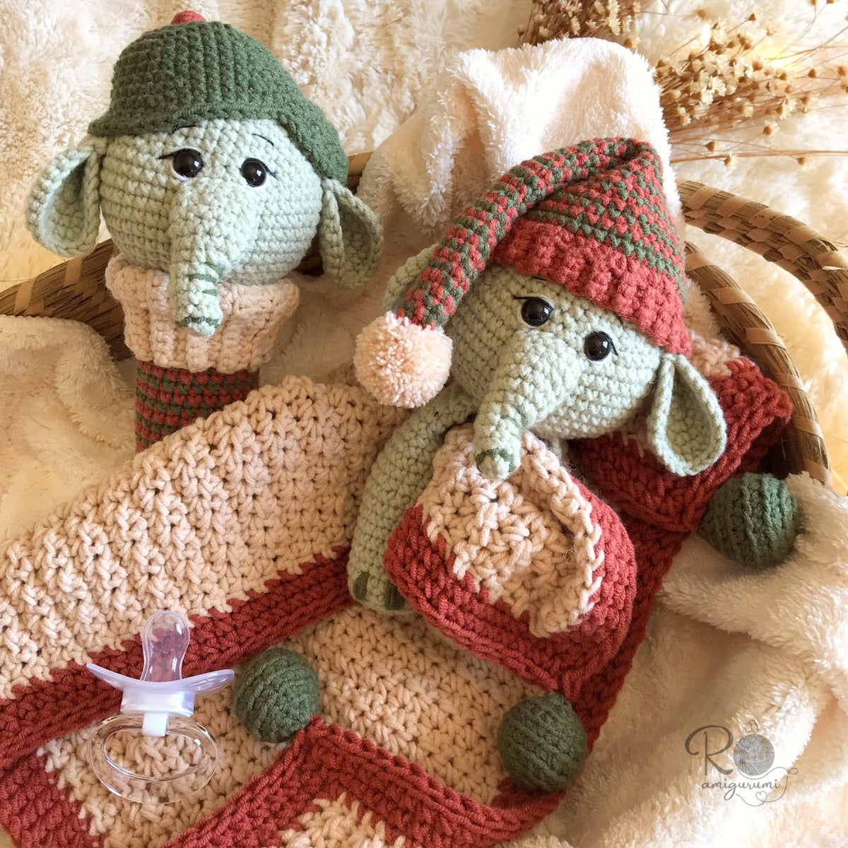 Kit Naninha e Chocalo - Elefante Theo - Receita Digital de Amigurumi